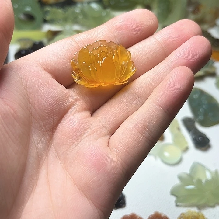 蛇纹石玉未镶嵌颈饰健**丽