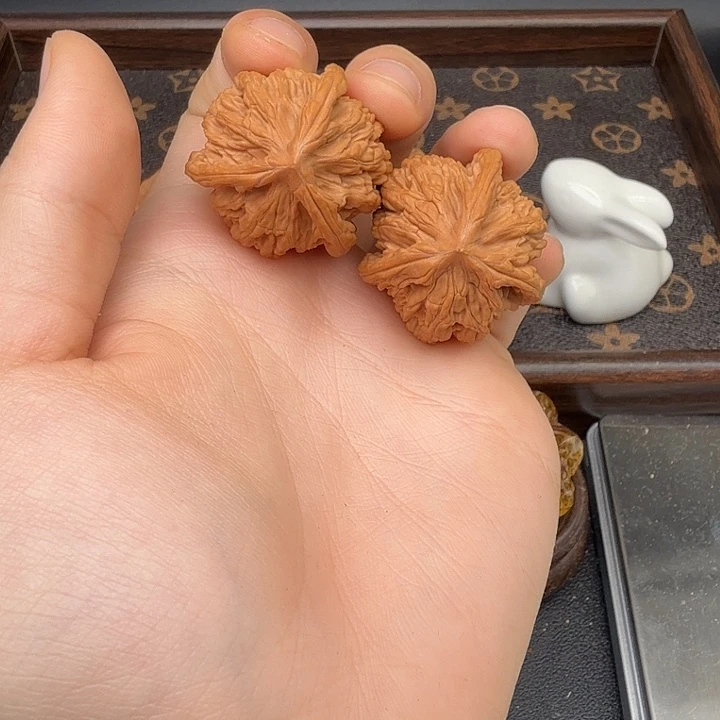 美***生吊坠文玩核桃麦虎三棱