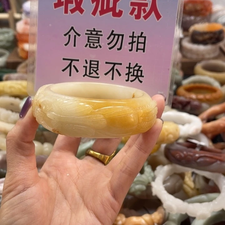 T***.未镶嵌手镯石英质玉