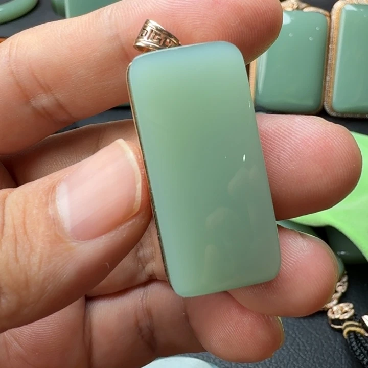 颈饰18K金镶嵌和田玉
