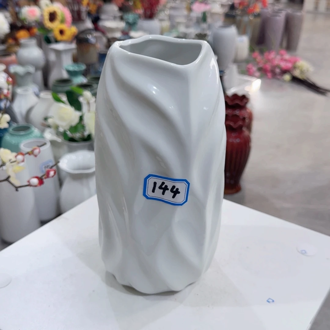 144号陶瓷高22.5厘米微瑕一个