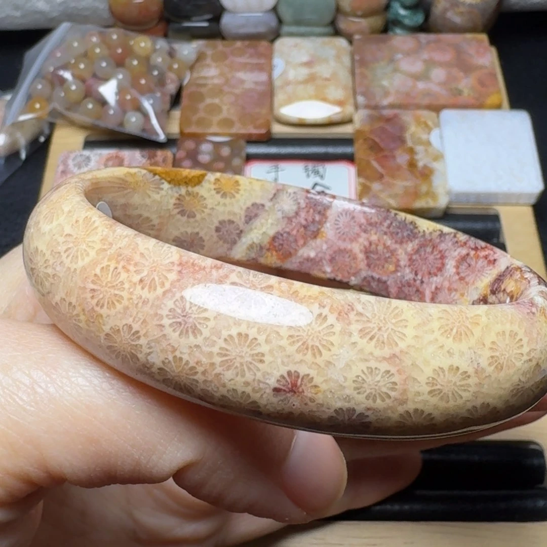 硅化玉双面彩菊花可盘，59未镶嵌