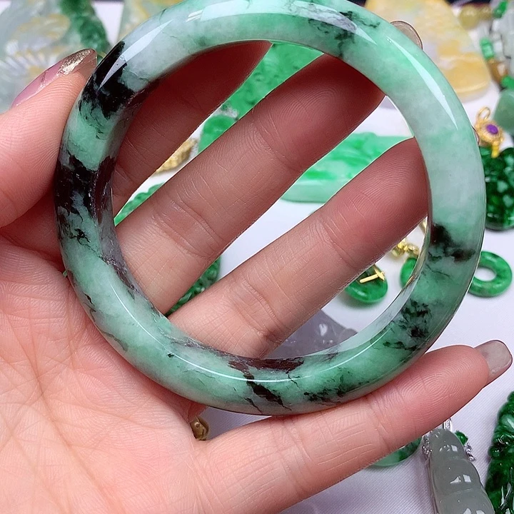 翡翠手镯未镶嵌翡翠