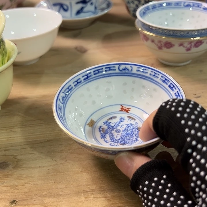 景德镇陶瓷研究所研究人员研究