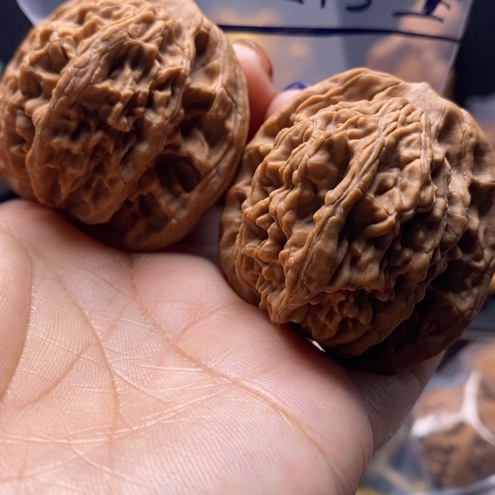 文玩核桃吊坠虎头