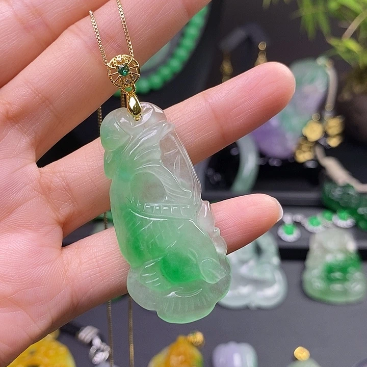 翡翠未镶嵌吊坠(赠链)