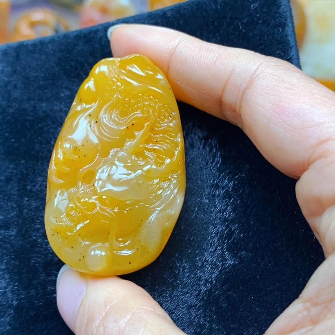 未镶嵌石英质玉（黄龙玉）颈饰