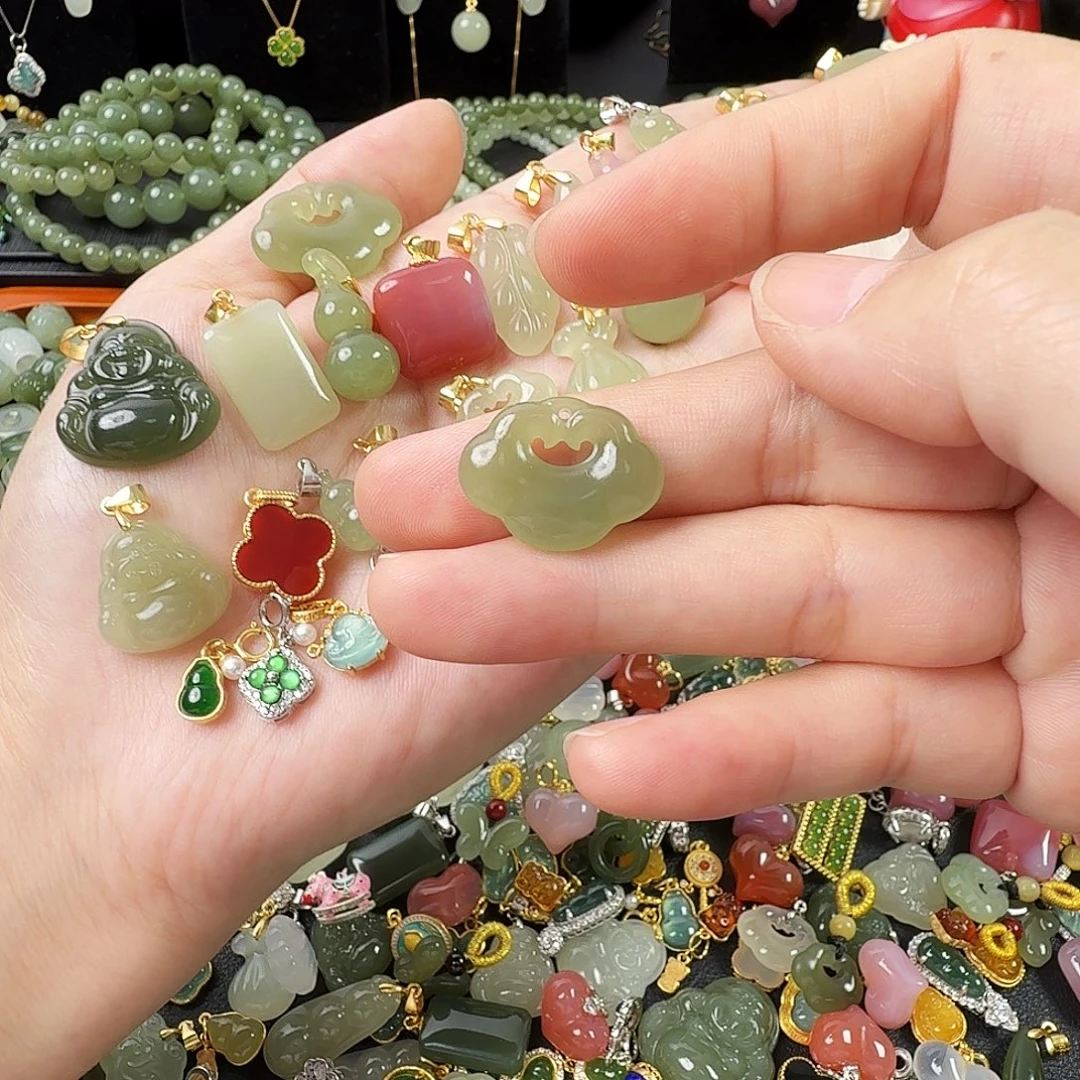 小***子和田玉未镶嵌颈饰