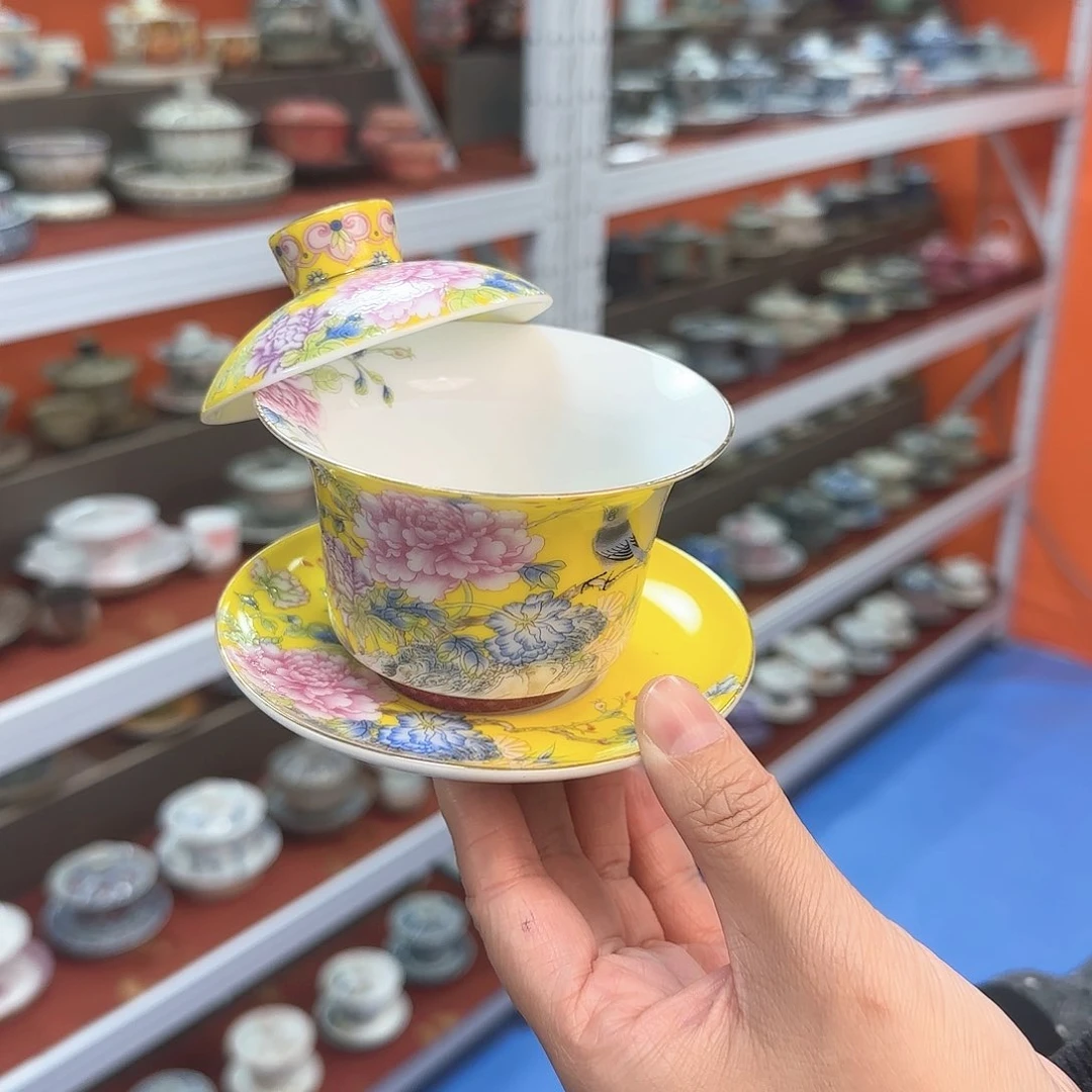 他在这里我很担心她知道