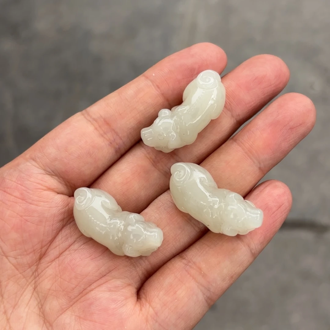 和田玉未镶嵌颈饰小狗30尺寸。拍一发一