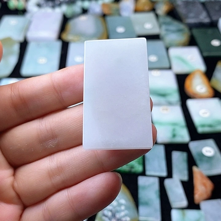 翡翠挂件未镶嵌翡翠的