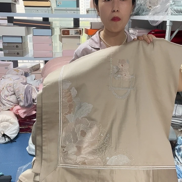 棉棉咖色加大绣花床盖