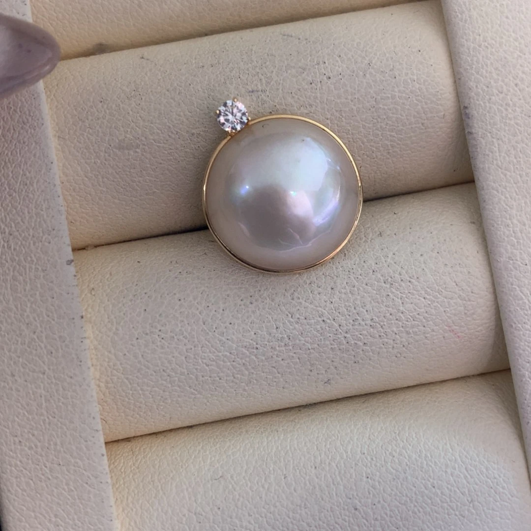 拼合珍珠（马贝珠）颈饰18K金镶嵌