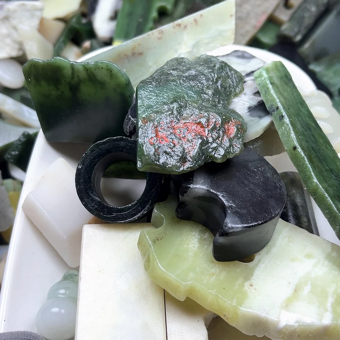 颈饰未镶嵌石英岩玉涵*