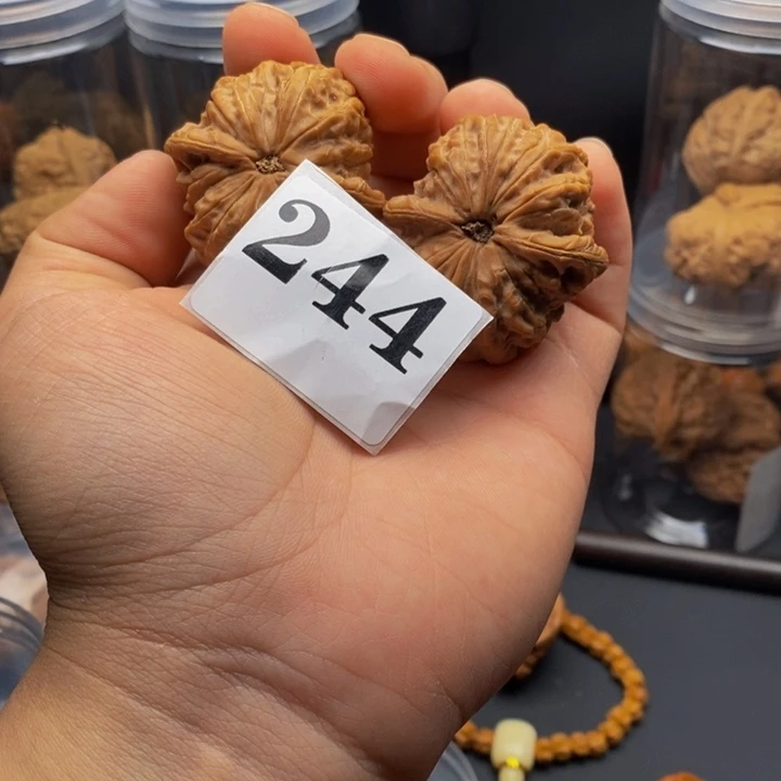 血麒麟，核桃把件