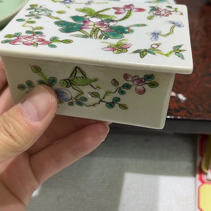 与***同瓷片精美的陶瓷摆件……