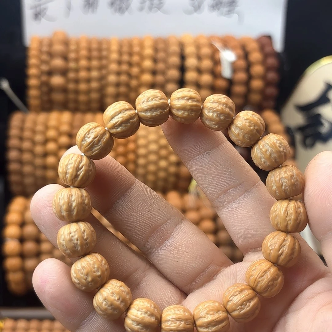 王***心猴头核桃吊坠京八楞微微瑕一条