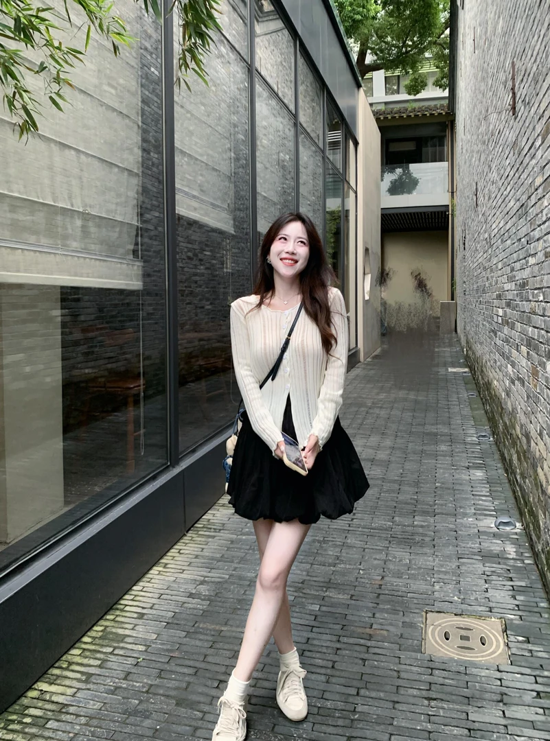 2025早秋新款韩系温柔风镂空设计感针织开衫上衣女花苞短裙两件套