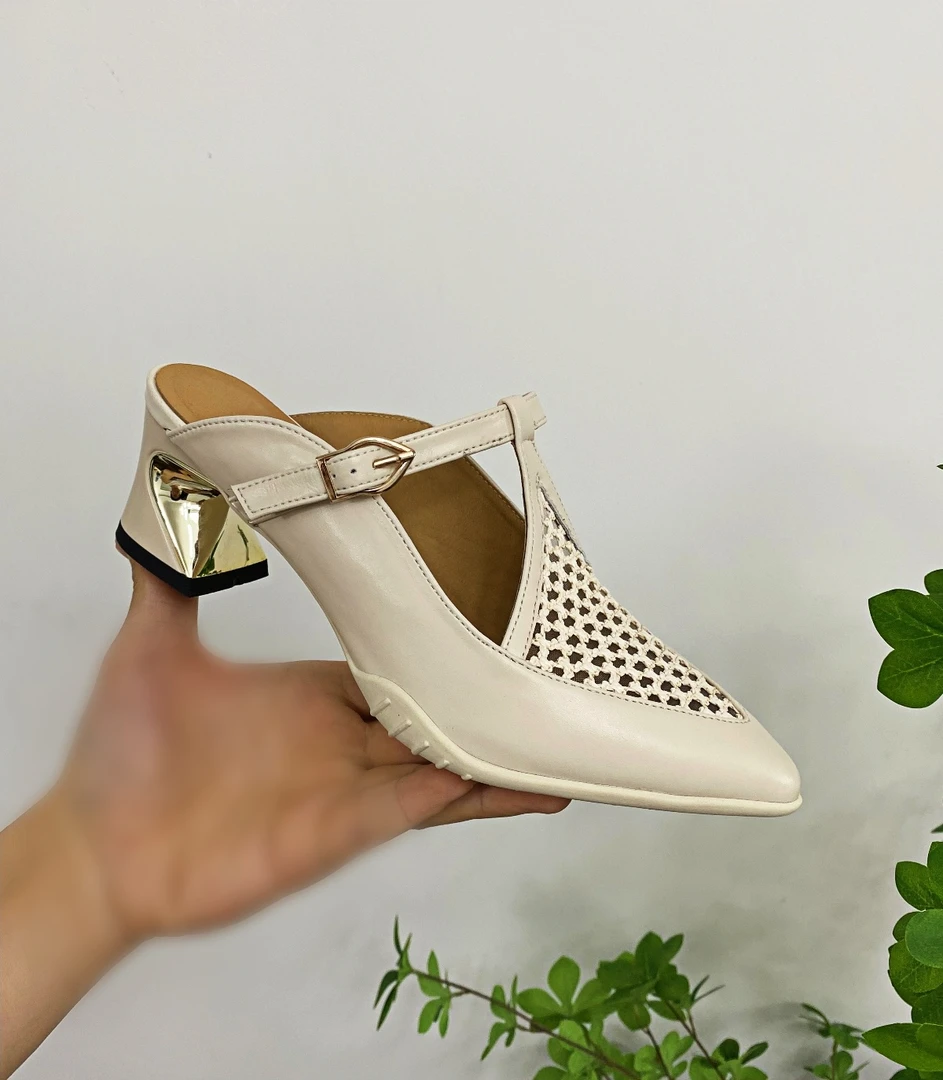 刘叨叨 3.5cm夏季中跟日常粗跟极简风包头拖真皮凉拖尖头时尚镂空