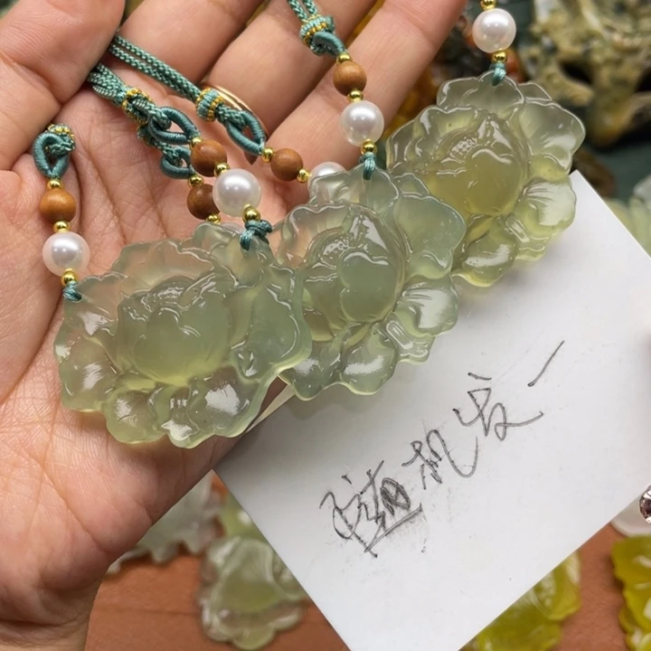 蛇纹石玉未镶嵌吊坠