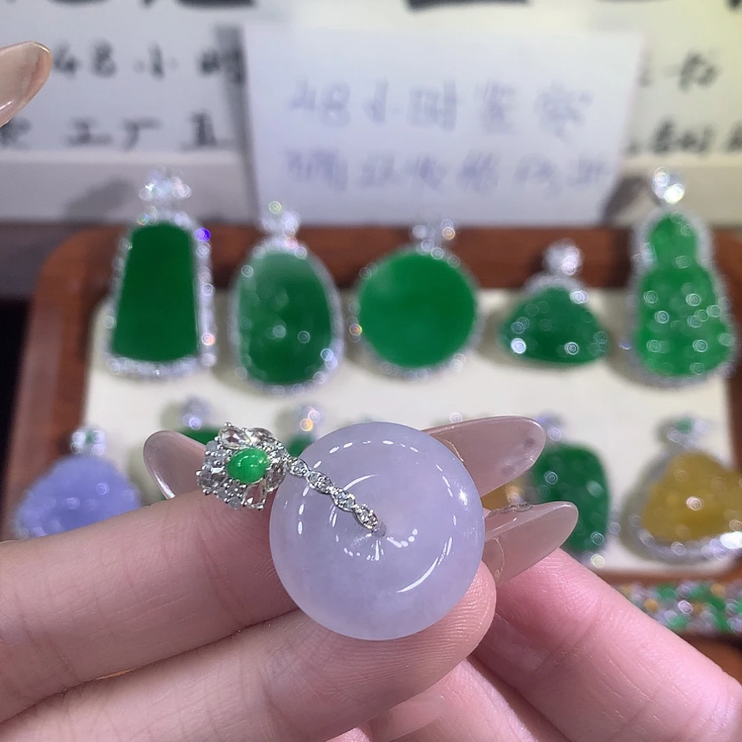 颈饰18K金镶嵌翡翠