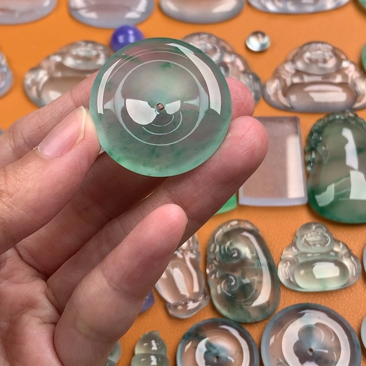 翡翠挂件未镶嵌…..