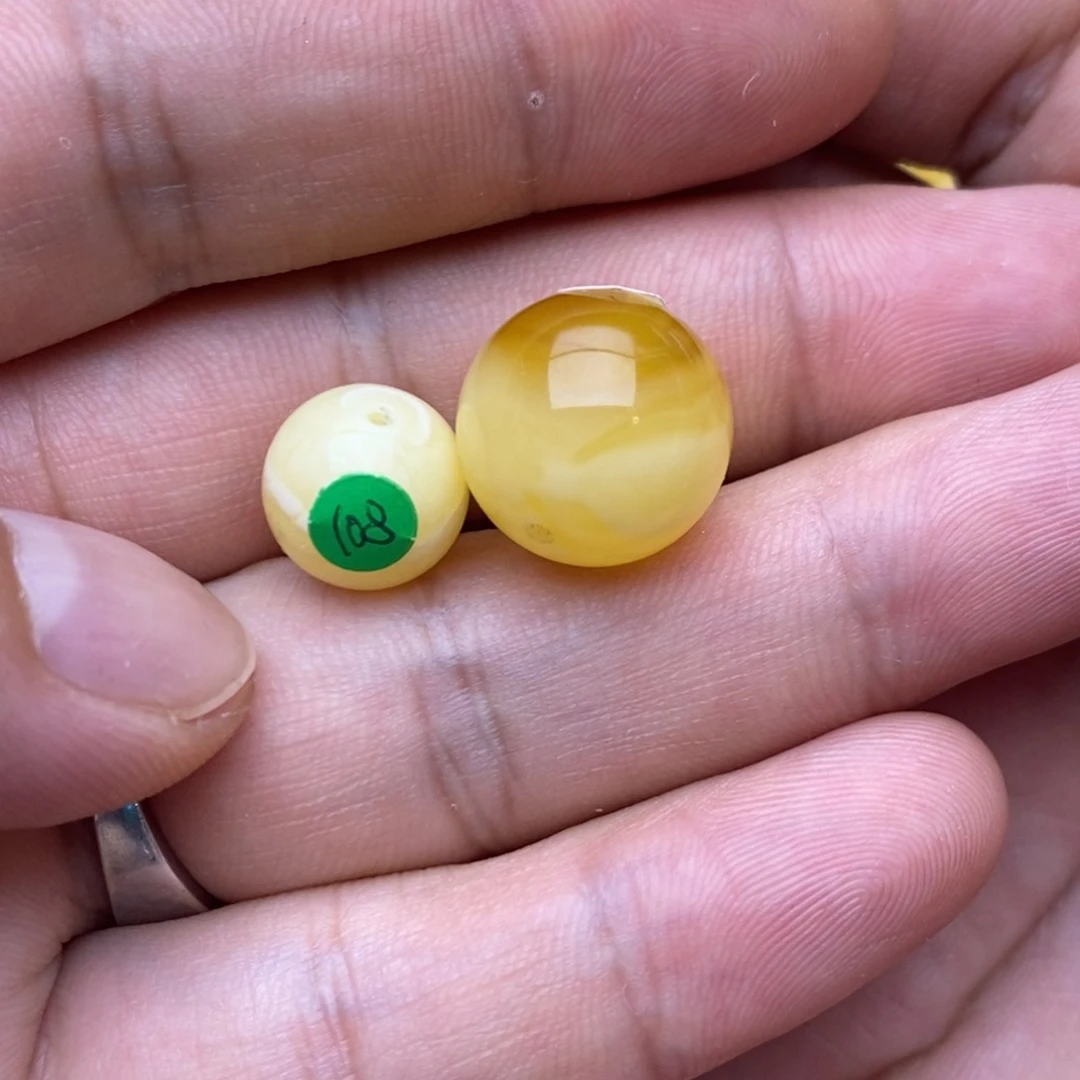 -***x未镶嵌蜜蜡裸石11.8圆珠。15.4圆珠