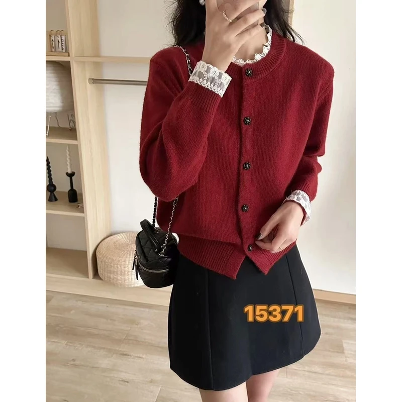 大悦秋冬新品蕾丝花边开扣纯色时尚百搭毛衣针织衫