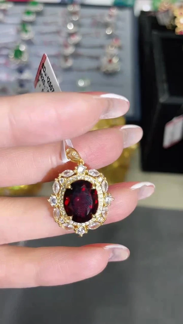 S925镶嵌石榴石吊坠