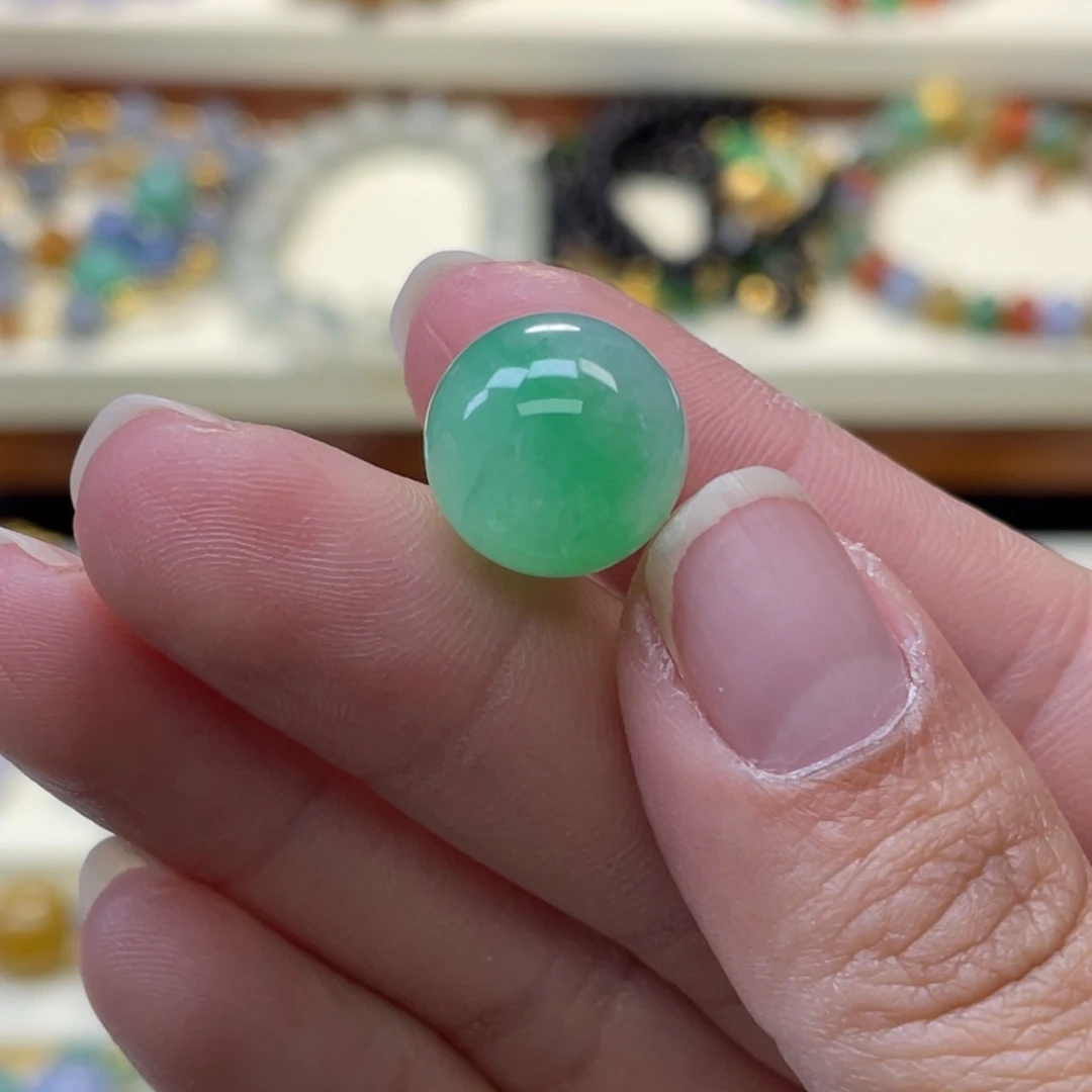 翡翠颈饰未镶嵌有瑕疵可漏