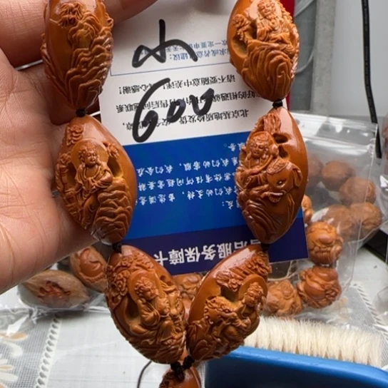 橄榄核手串小*子雕刻工艺