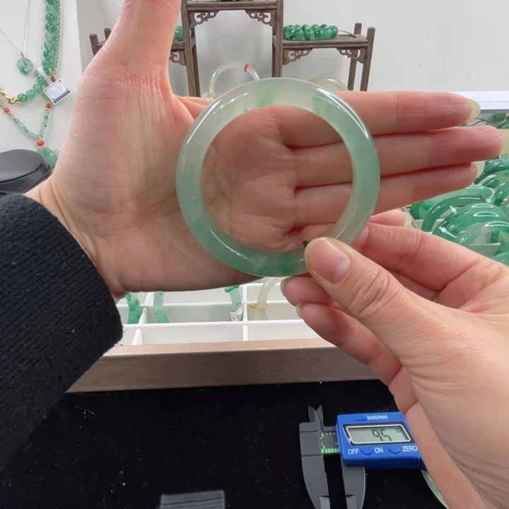 未镶嵌手镯石英质玉（非洲翠）