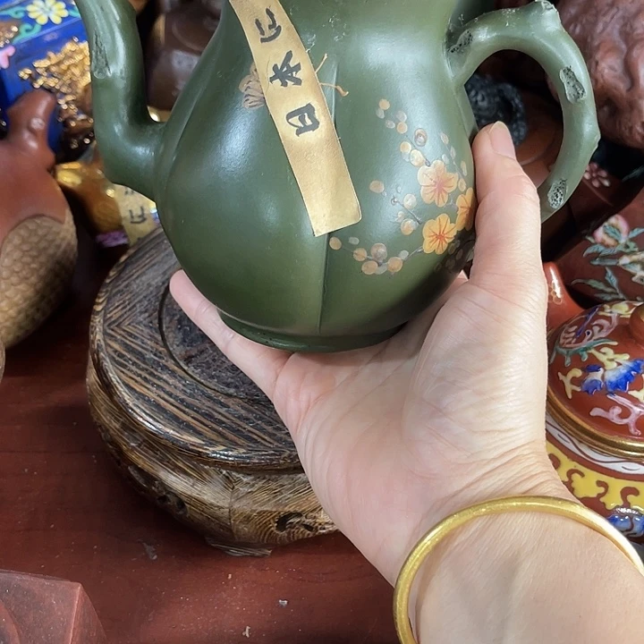 红泥茶壶原矿泥料手工制作的一把紫砂壶。