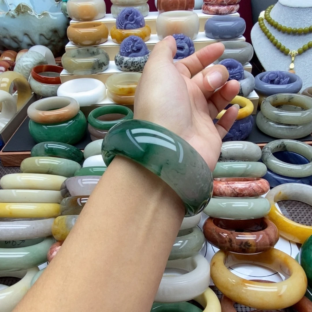 未镶嵌手镯石英质玉（佘太翠）