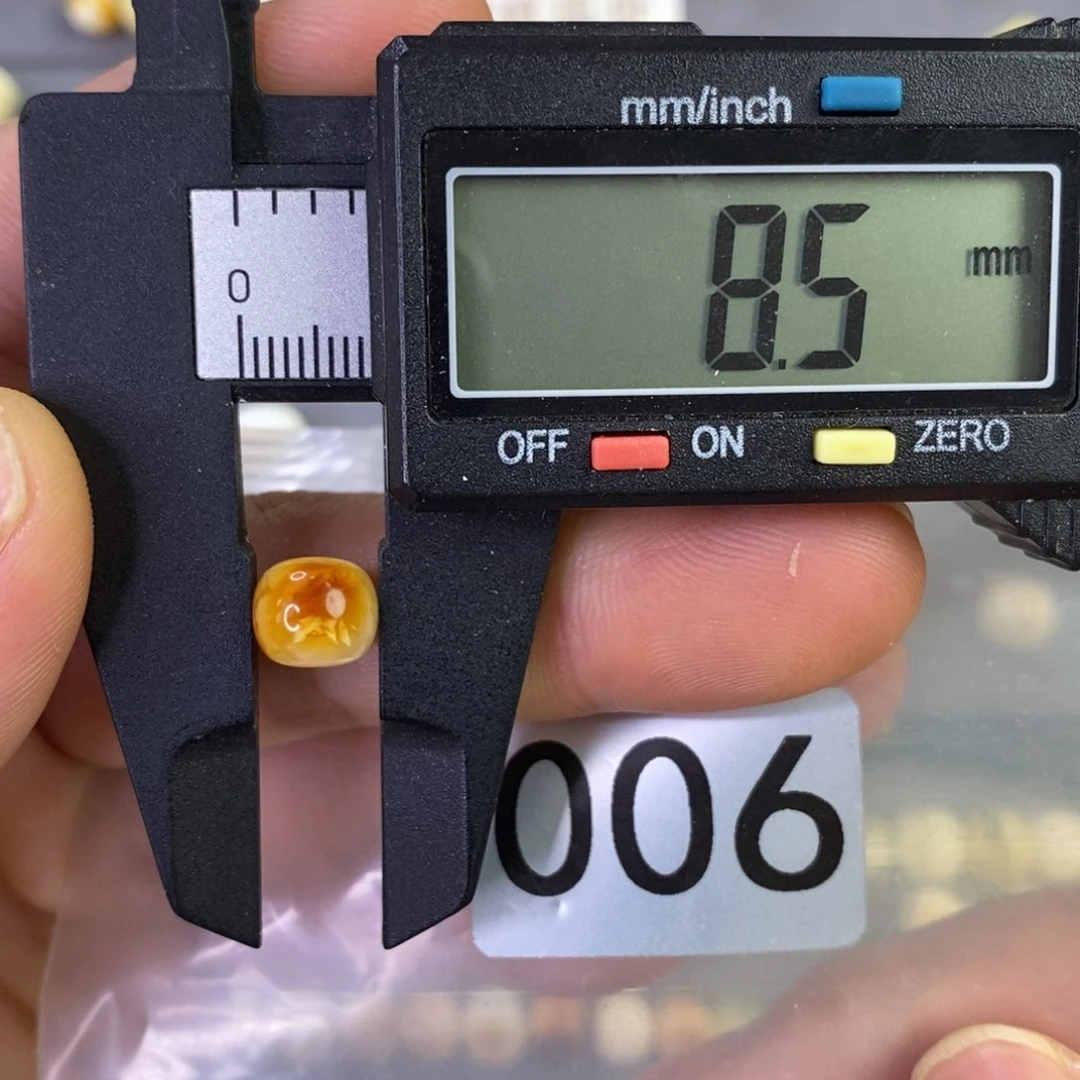 未镶嵌琥珀裸石琥珀蜜蜡。琥珀蜜蜡，