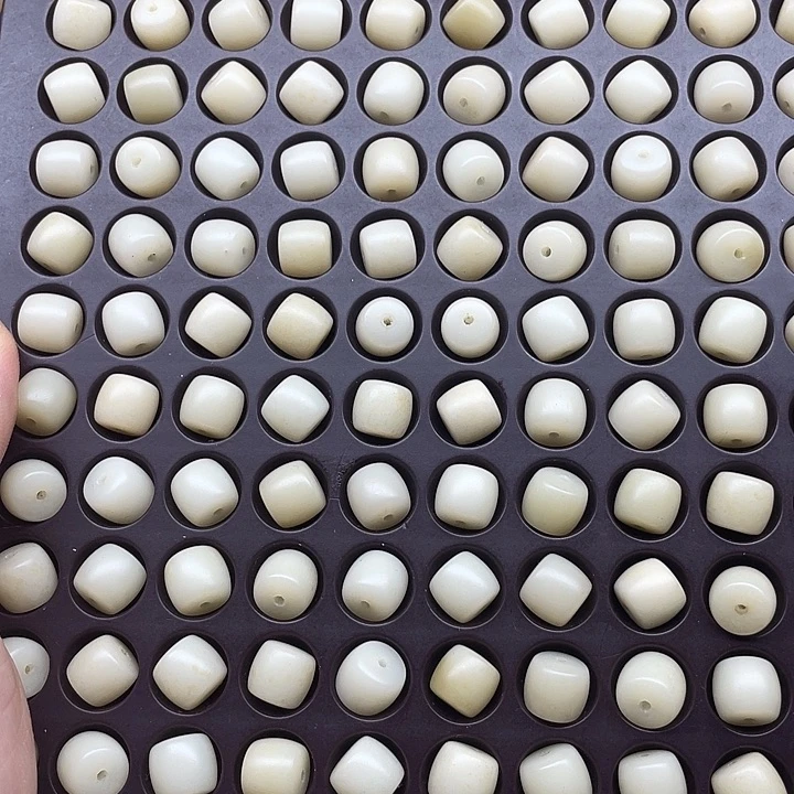 吊坠白玉菩提10、9瑕疵奶青直切100颗➕灯牌宠200颗