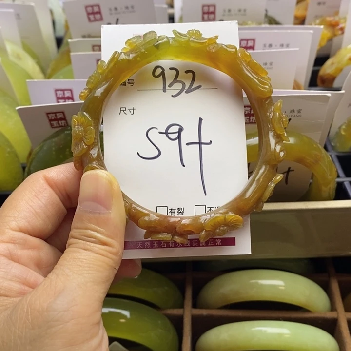 今***肉蛇纹石玉未镶嵌手镯