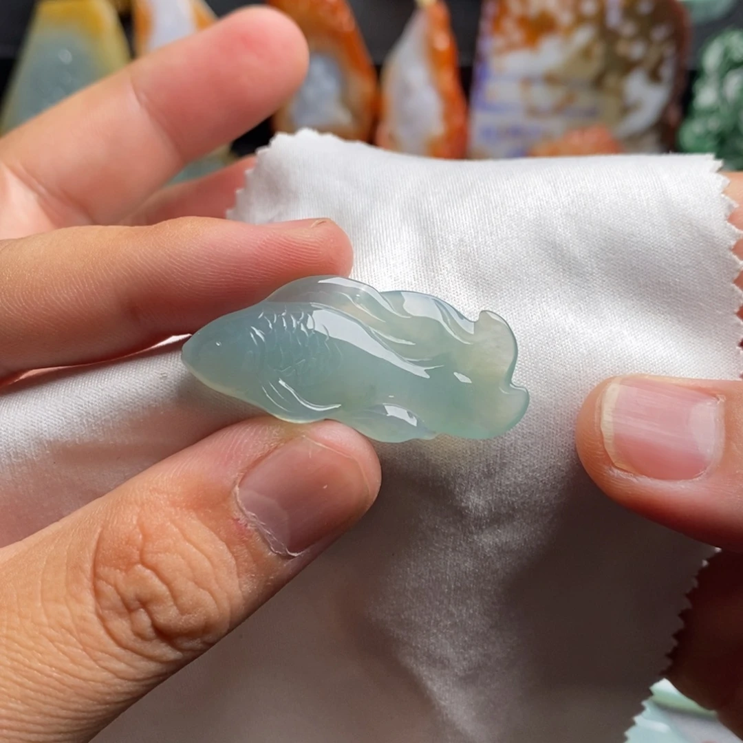 定制翡翠未镶嵌冰胶蓝底金鱼