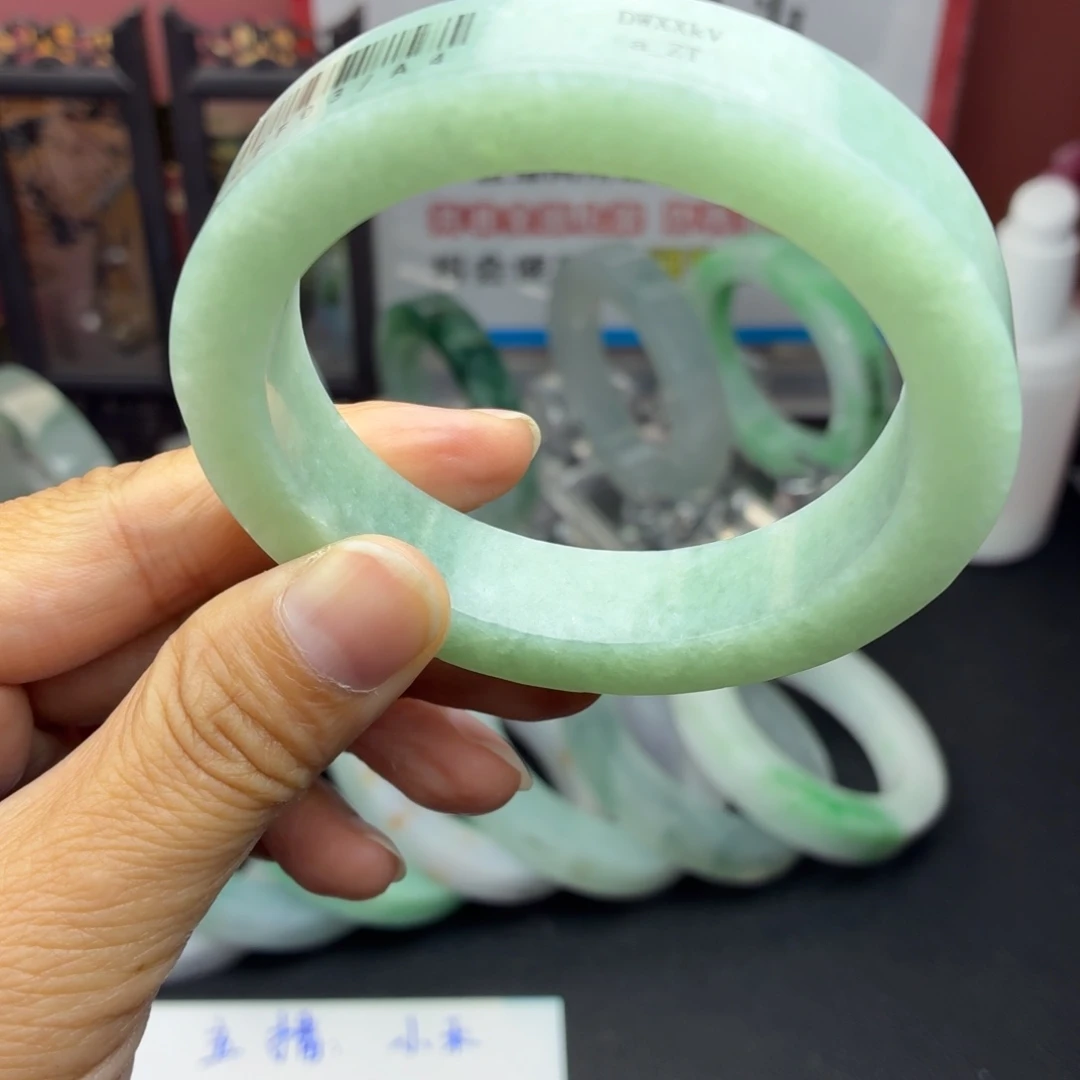 邵***悦定制翡翠未镶嵌翡翠手镯