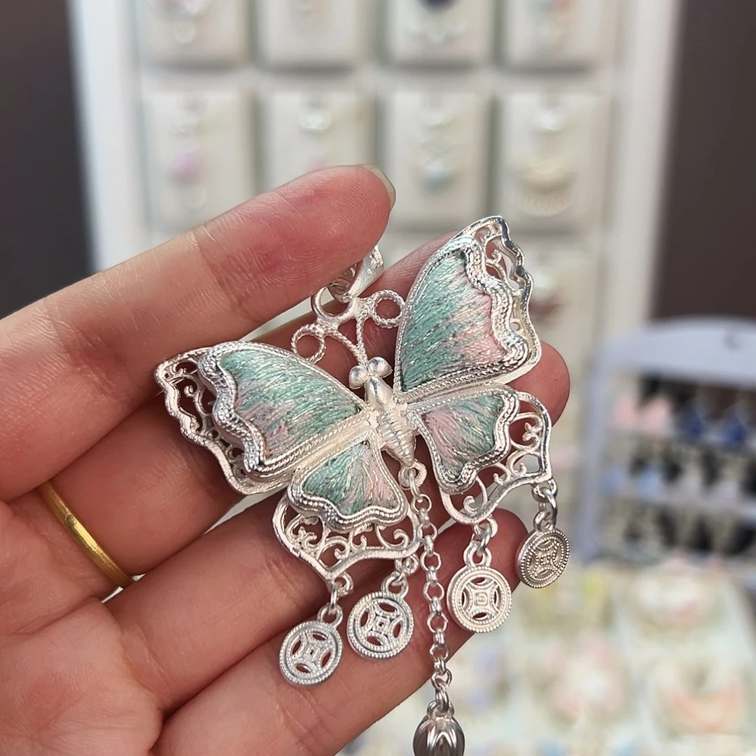 布艺合金蝴蝶吊坠