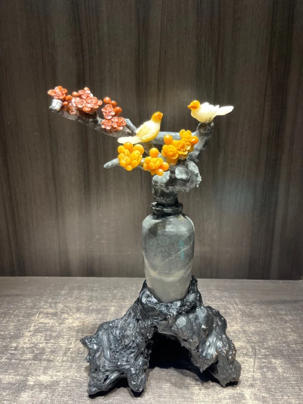寿山石雕刻喜鹊登梅精致作品适合客厅家居装饰、色彩缤纷艳丽夺目