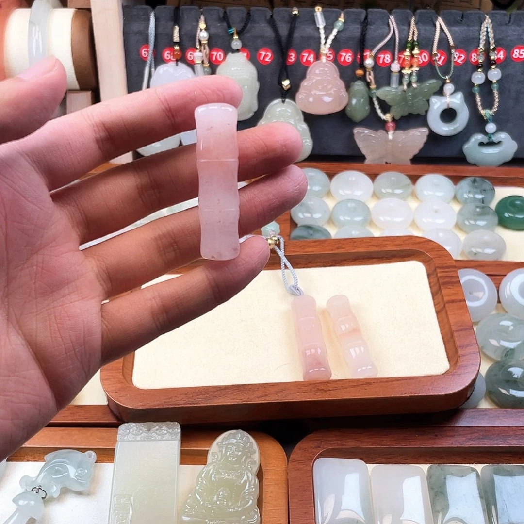 石英质玉未镶嵌颈饰