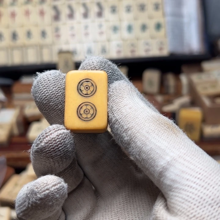 言***礼实心竹雕刻手把件