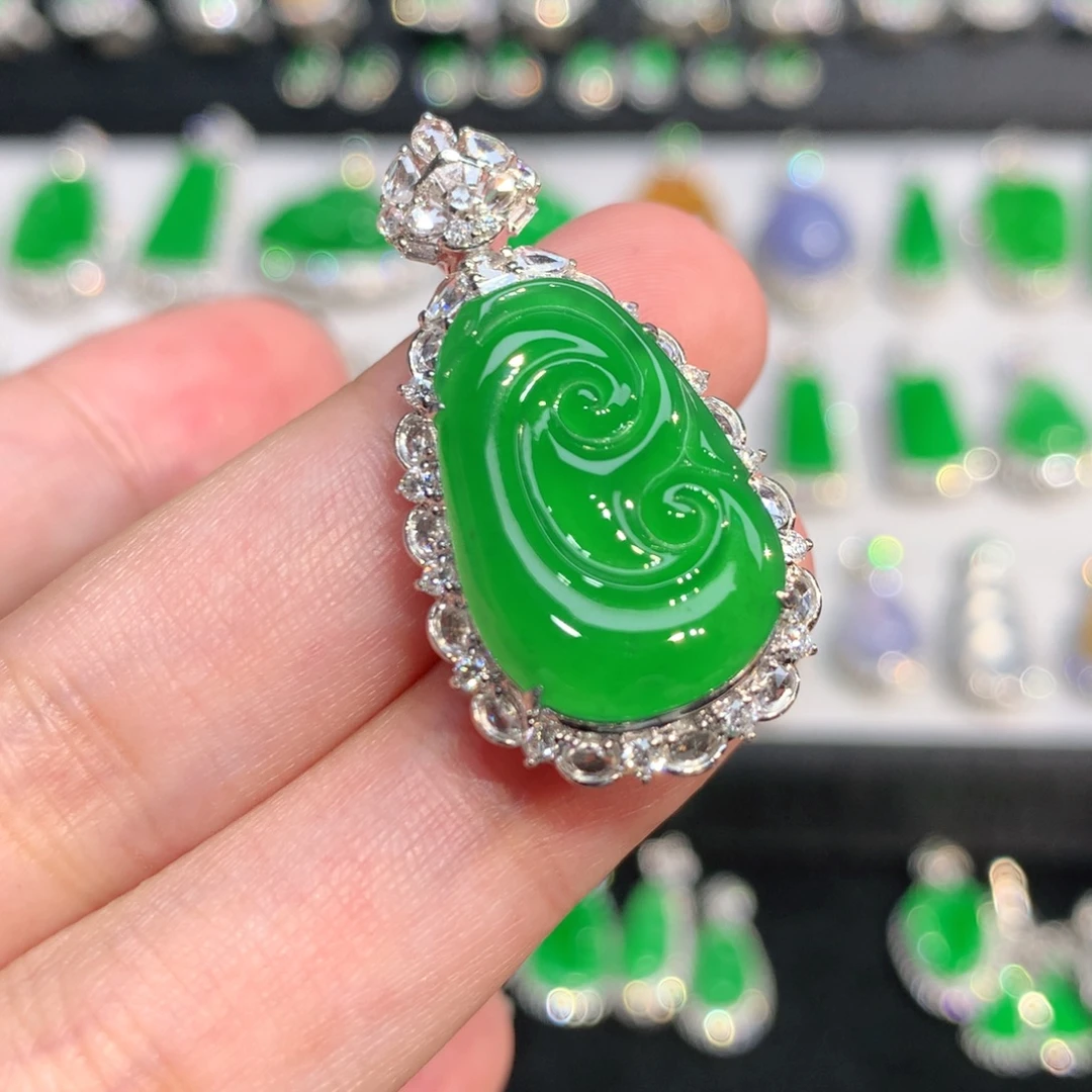 颈饰18K金镶嵌翡翠吊坠