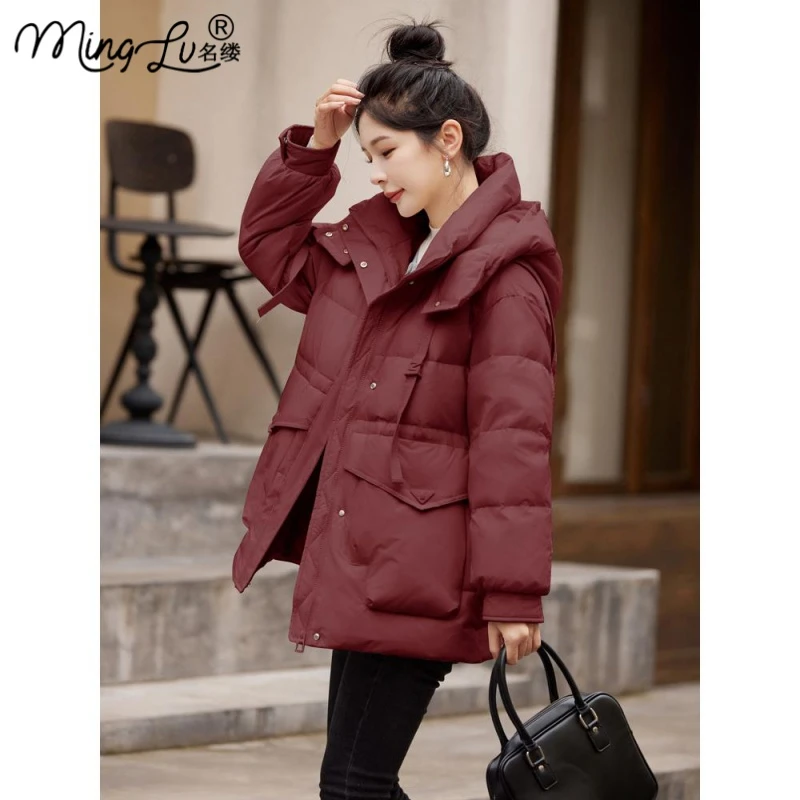 豆绿色羽绒服女中长款2025冬季新款宽松好看连帽收腰保暖鸭绒外套