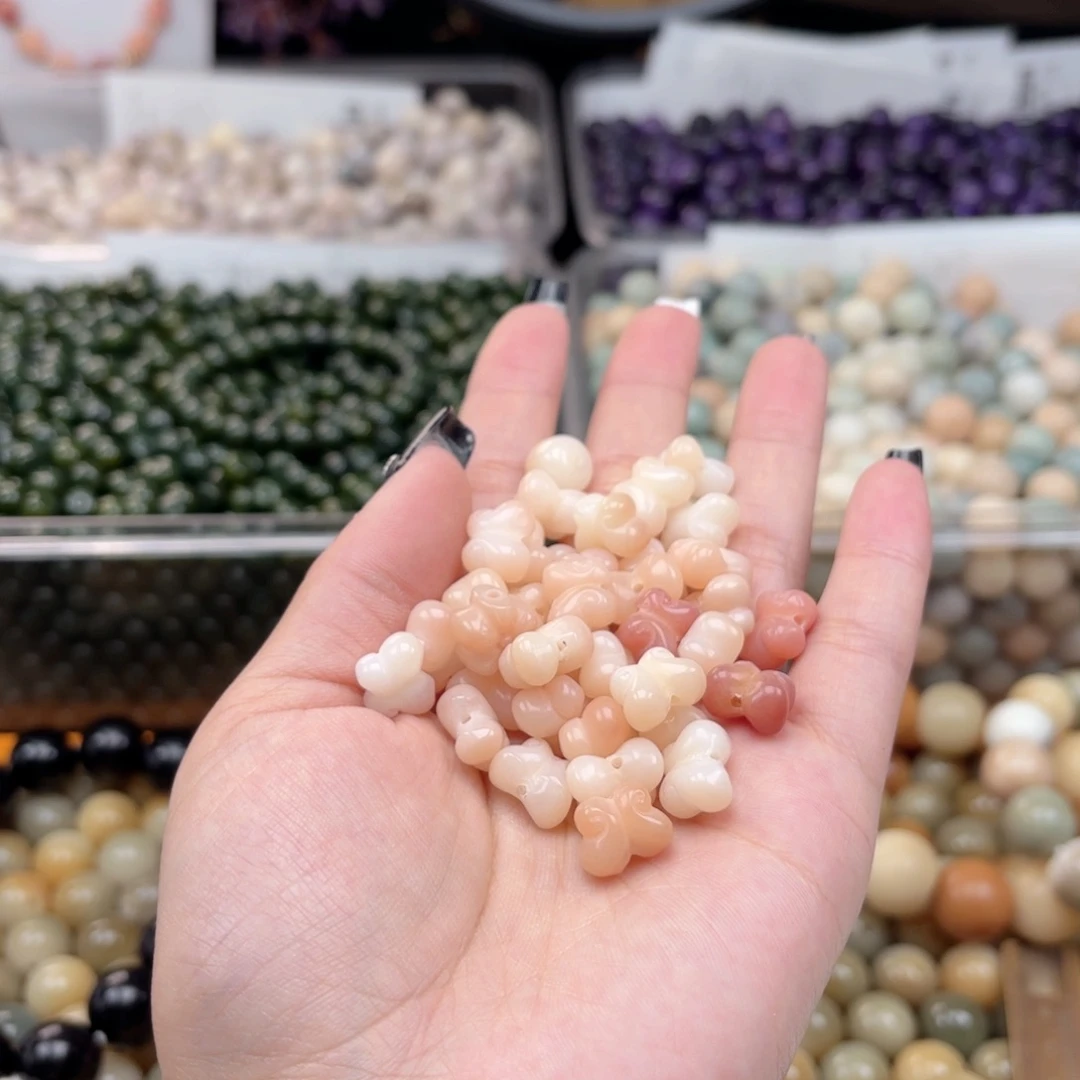 白玉菩提吊坠z12mm20颗。蝴蝶 微瑕