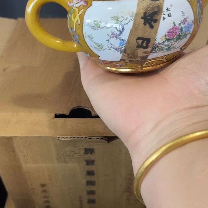 茶壶紫泥原矿泥料手工制作的一把紫砂壶。