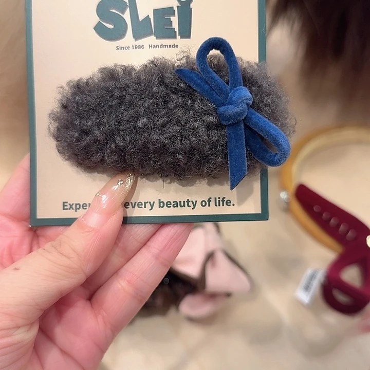 灰色毛毛蓝蝴蝶结掰掰