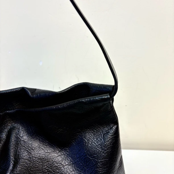 58237 黑色银标s码，爆裂纹牛皮单肩包，尺寸：35×30cm