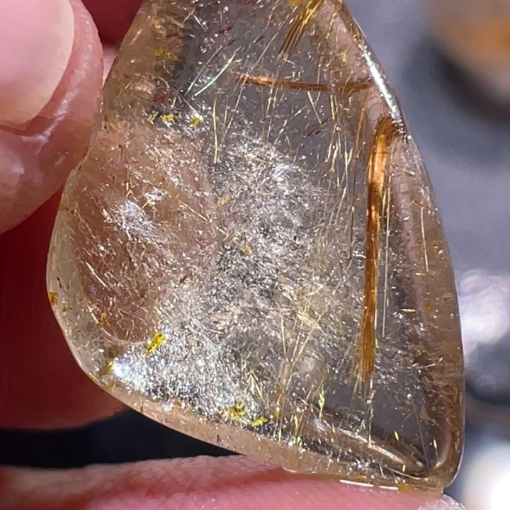 慕***优未镶嵌颈饰发晶钛